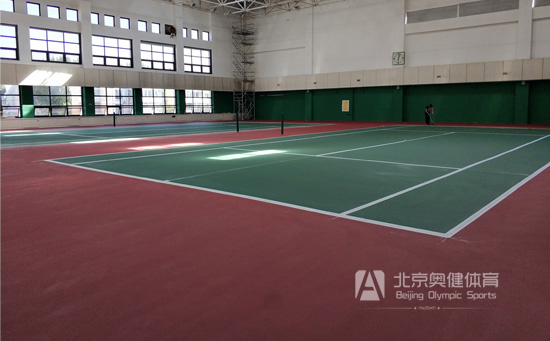 塑胶球场边缘应加保护